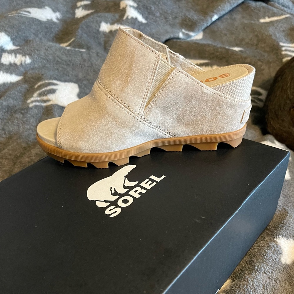 Sorel wedge sandals size 7 new in box